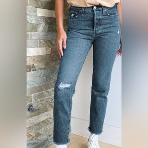 Levi’s Wedgie Icon Fit Medium Wash Distressed High-arise Cropped Jeans. Size 30.